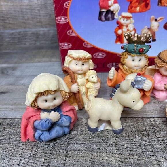 Nativity Scene Set Lot of 13 Treasured Times Hand Painted - Picture 4 of 16